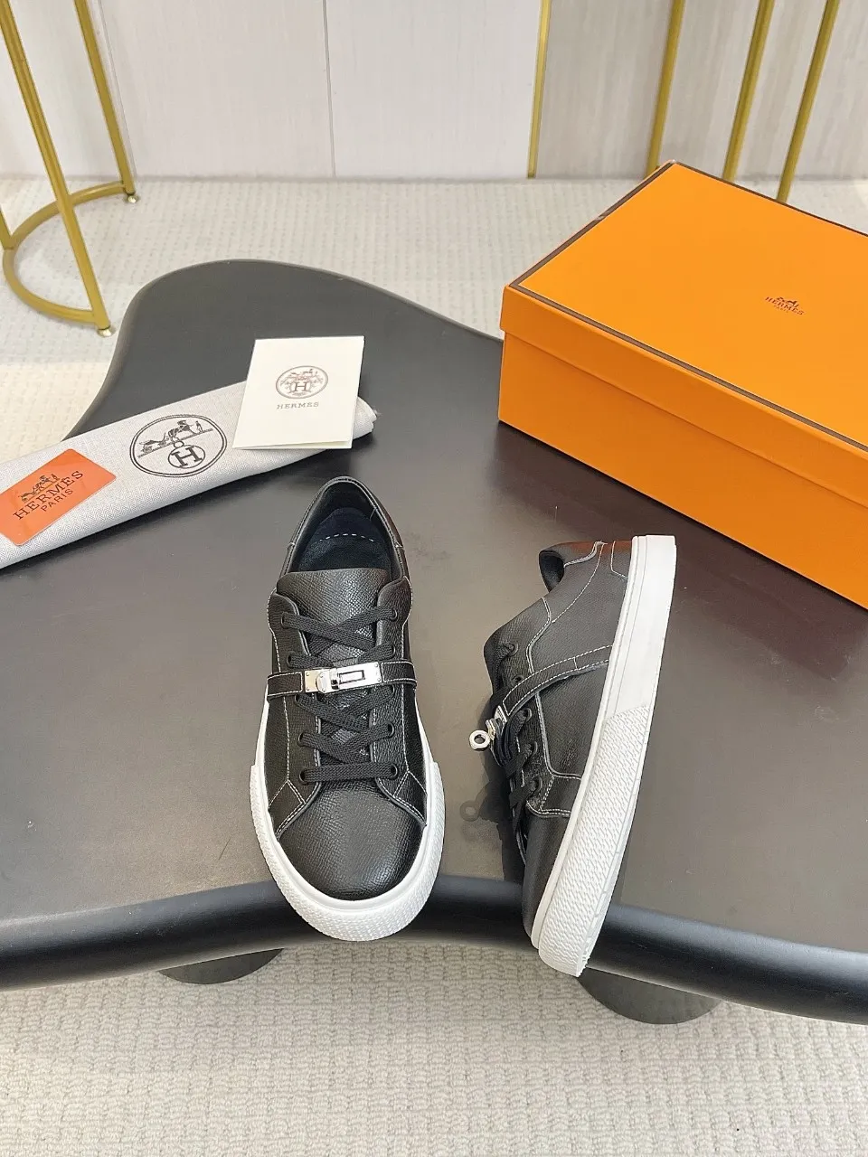 Men's Men's Shoes💰620❤️❤️❤️HERMES 2021 latest Kelly buckle white sneakers are online! The highest version on the market! Purchasing level quality! The H family rarely produces flat casual shoes, and they are styled with classic palladium-plated Kelly shoe buckles! Create a fashionable urban look that perfectly embodies the noble and elegant style of Hermès! Material selection: Fabric imported cowhide, lining + foot pads imported sheepskin, original molded TPU outsole, heavy gold molded kelly buckle full of texture Size: Female: 35-41 (41 is not returnable) Male: 39-45 (45 is not returnable)
